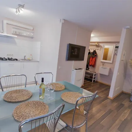 Cozy Flat Old In 900m Апартаменты Рига
